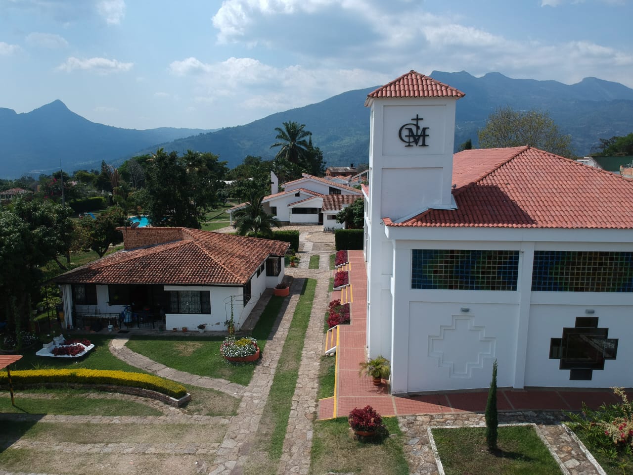 Fachada de la capilla, jardines y montañas de Chinauta