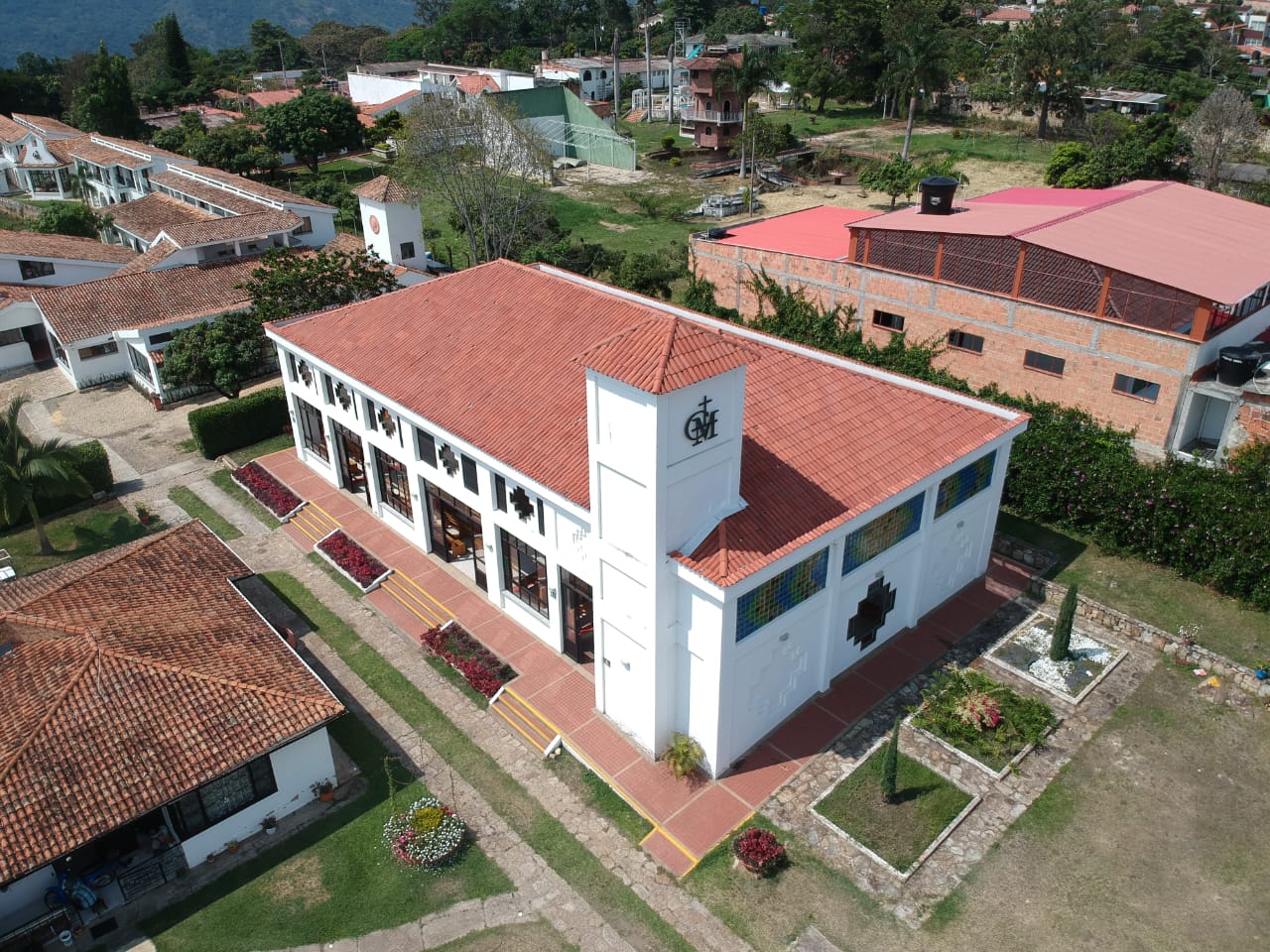 Vista aérea de una casa de alojamiento con tejado rojo y jardines